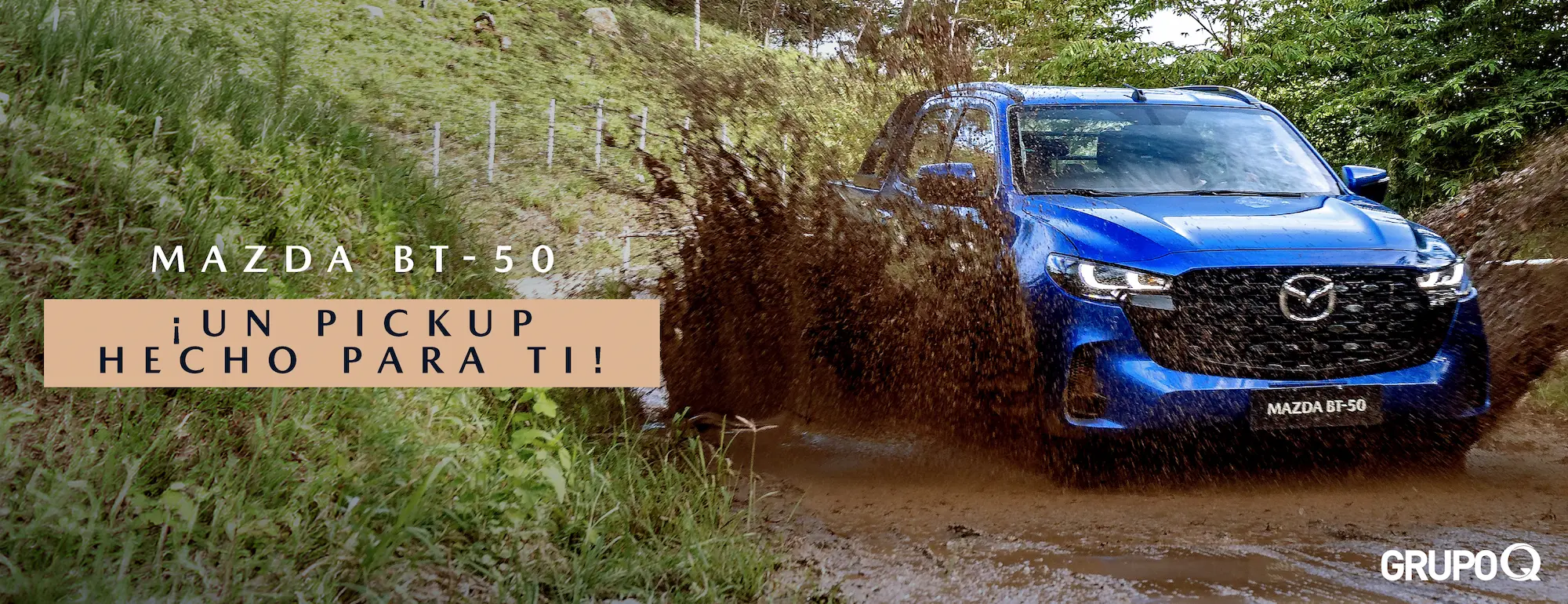 Mazda BT-50 pickup en color azul, vista frontal mostrando diseño robusto y funcional